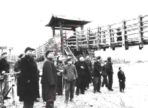 1957年春，朱德在灌县视察。