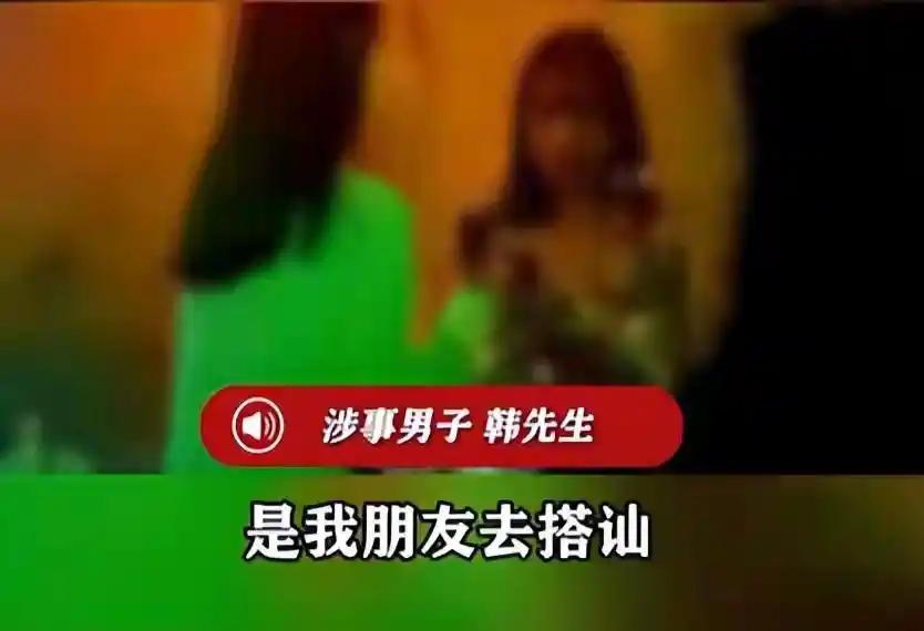 “玩大了！”安徽，女子和闺蜜在酒吧放松，期间，一男子过来搭讪，还摸女子大腿，搂女