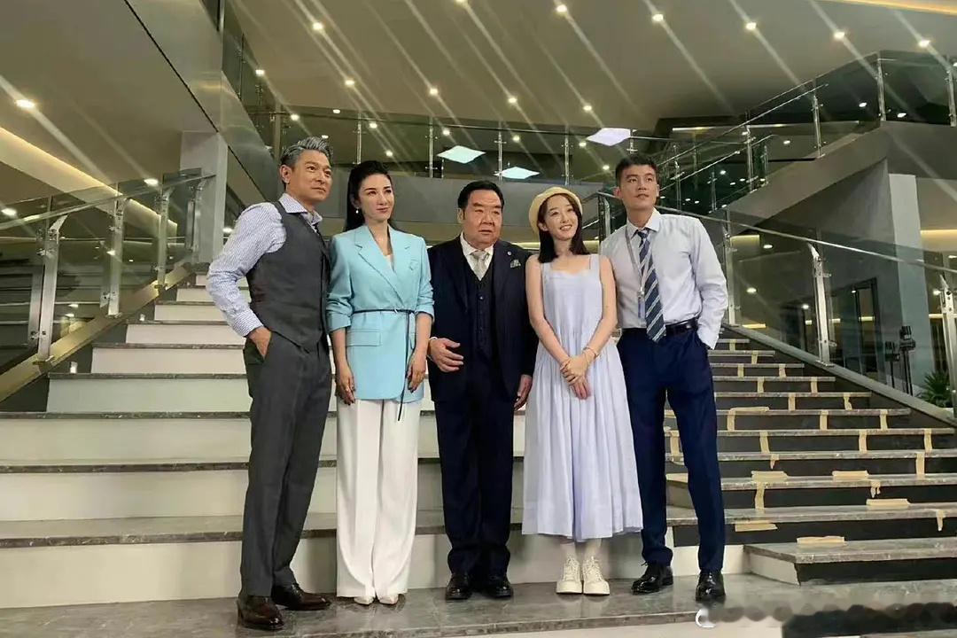 高寒映射出打工人最真实的状态：拼了命地努力只为生存。欧豪演技很到位，青涩窘迫、懵