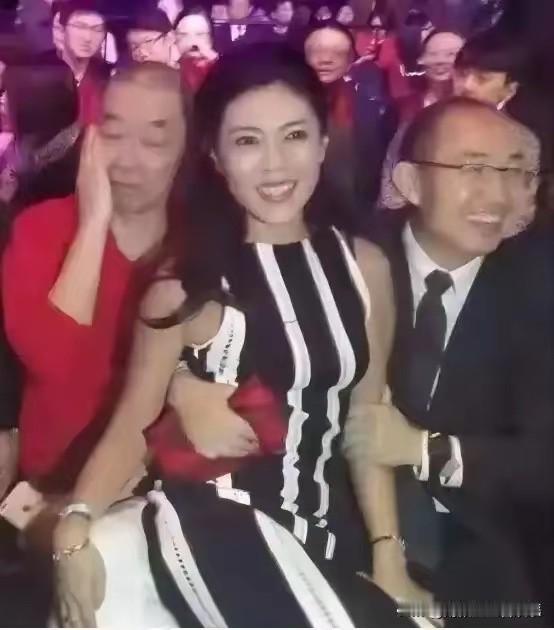 难道突破社交边界，真的就是所谓大格局？
 
这场名流晚宴的画面引人热议，不少人觉
