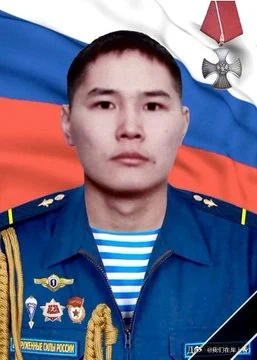 这两个被乌克兰歼灭的俄罗斯少数族裔军人是叔侄关系。叔叔是空降兵84年出生的，他在