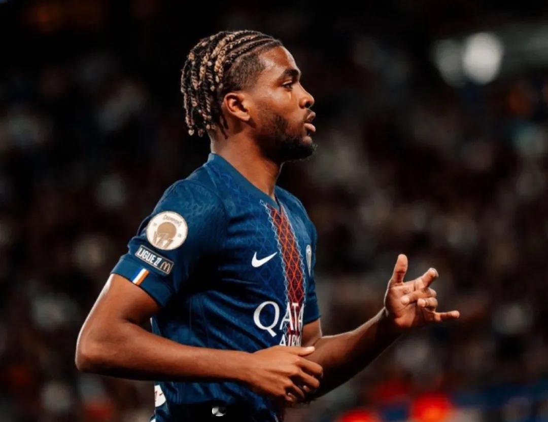 姆巴耶没有入选巴黎对里昂比赛的大名单，这是恩里克的决定，这样的话，这名新星最近4