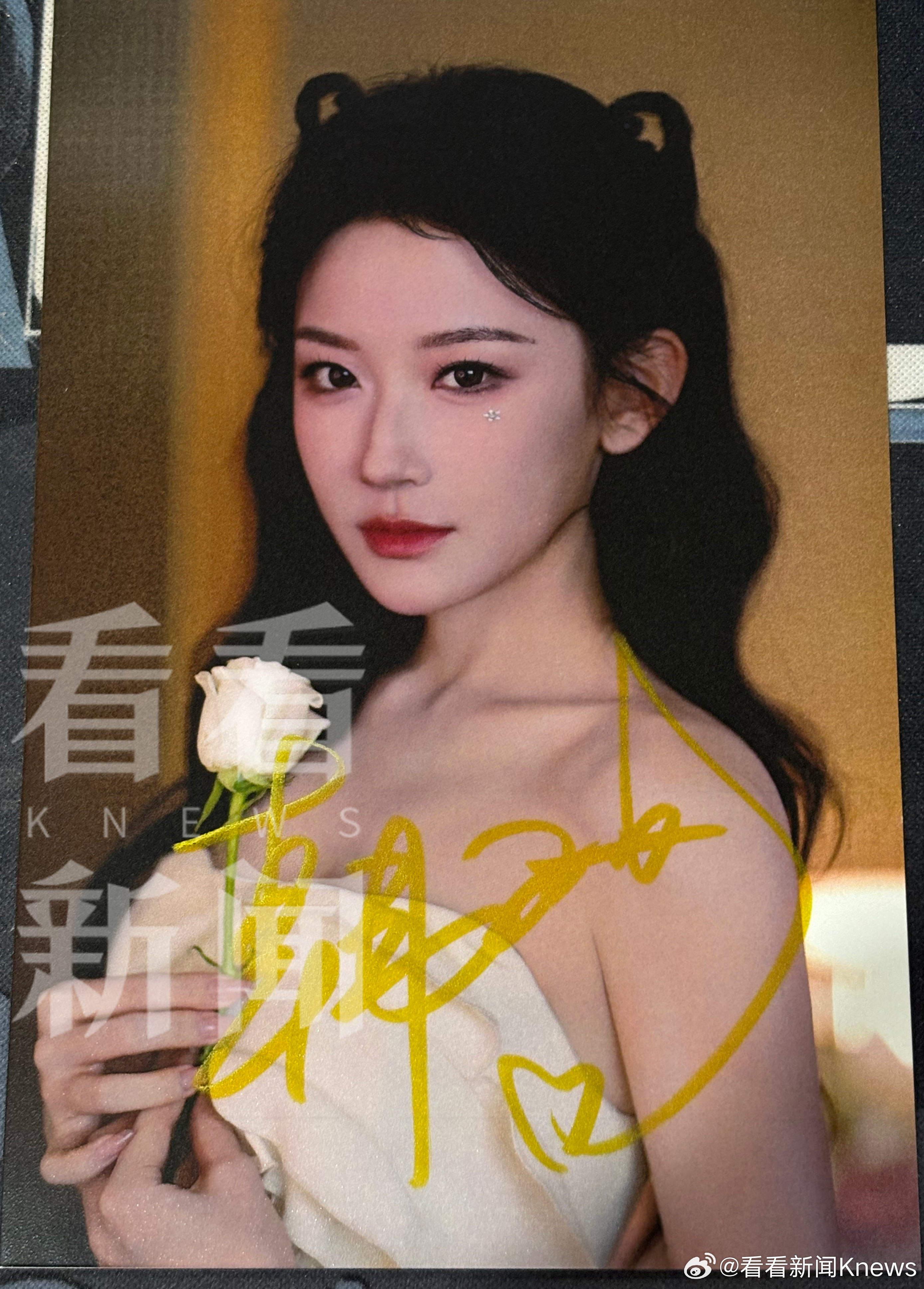 #看看新闻宠粉计划# 签名照来啦！韩雨彤【抽奖条件】关注➕转赞评➕艾特你的两位好