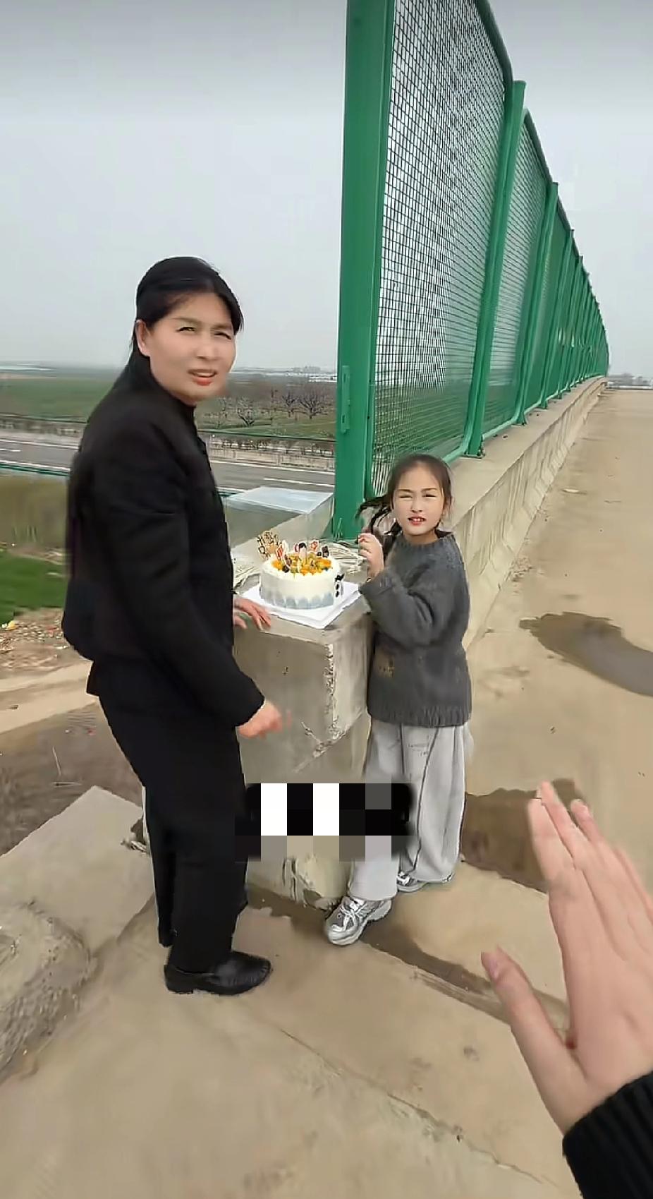 一对母女竟然在高速路的天桥上，摆上了生日蛋糕，路过男子知道原因后，做出的一个举动