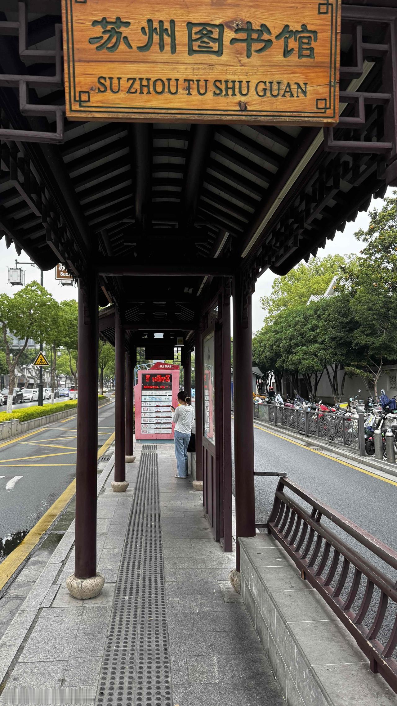 分享一下你随手拍下的照片公交穿行街道，载着一城烟火奔赴朝夕