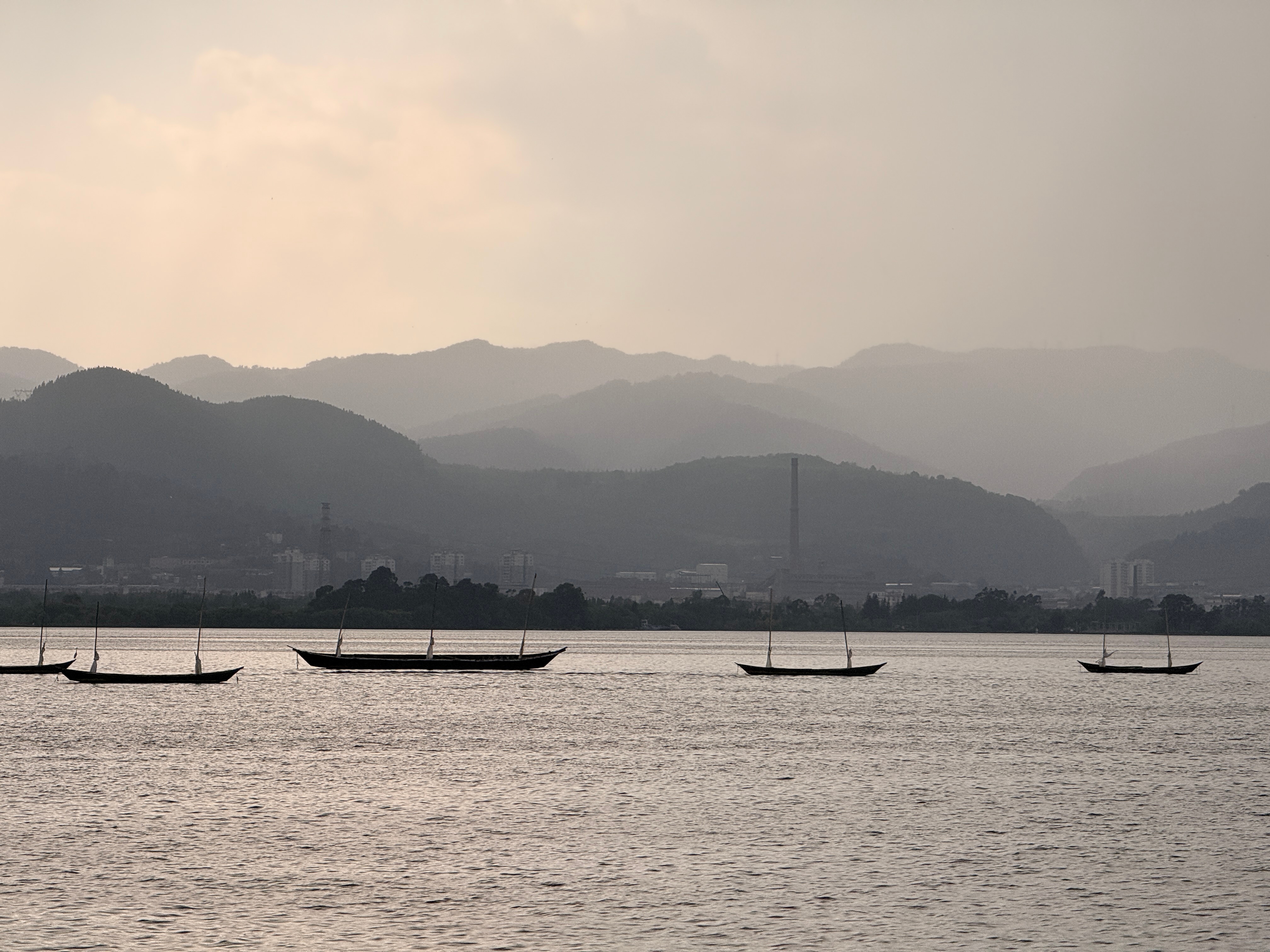 下午来滇池这逛了一下走着走着下雨了找了个棚子还是镂空的