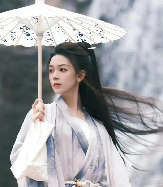 《雪中悍刀行2》中，姜泥的角色由李庚希换成了陈瑶。不得不说，陈瑶版的姜泥更美了，