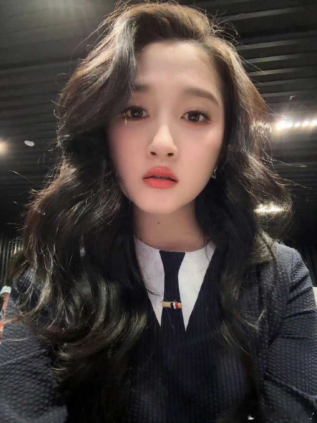 曝关晓彤深夜去酒吧跟工作室的人去玩不是很正常的事情吗？主要不深夜去太早去容易被认