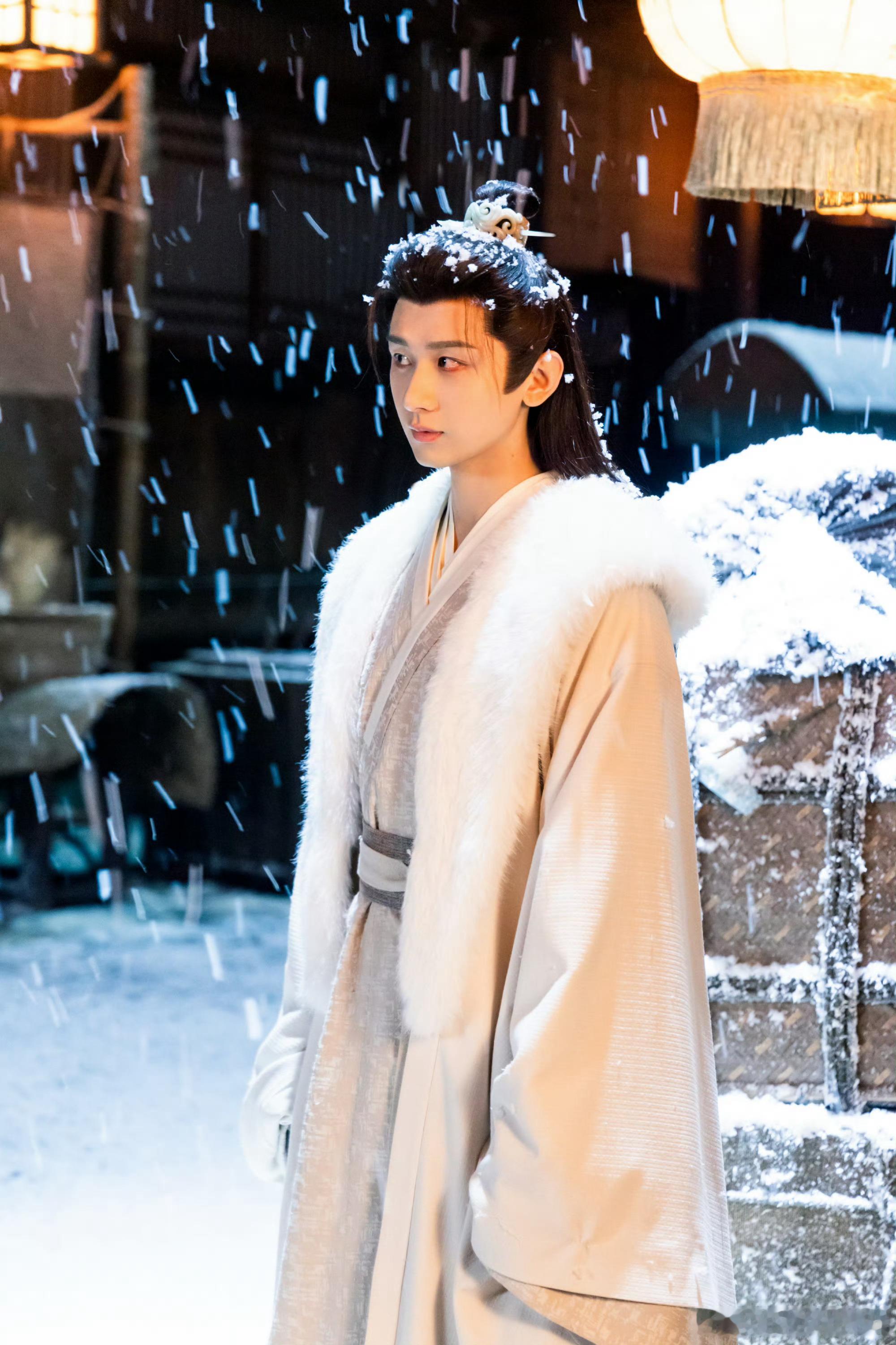 R成毅卢云cy成毅成毅，站在光下总是会有阴影，但是我们都相信你一定能突破阴影限制