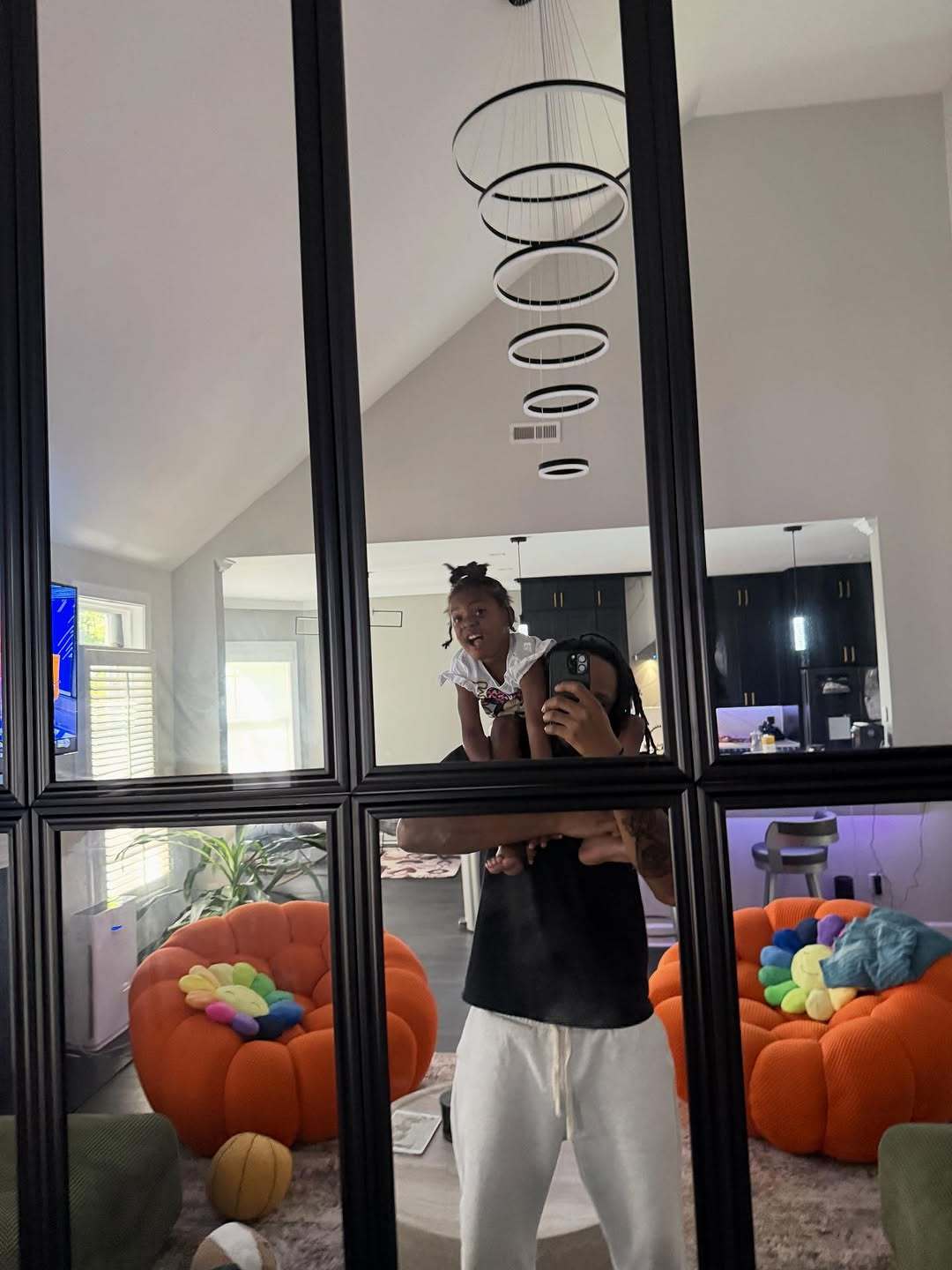 威尔斯更新ins 分享自己和女儿的照片写到：我教她如何致富辽宁男篮 ​​​