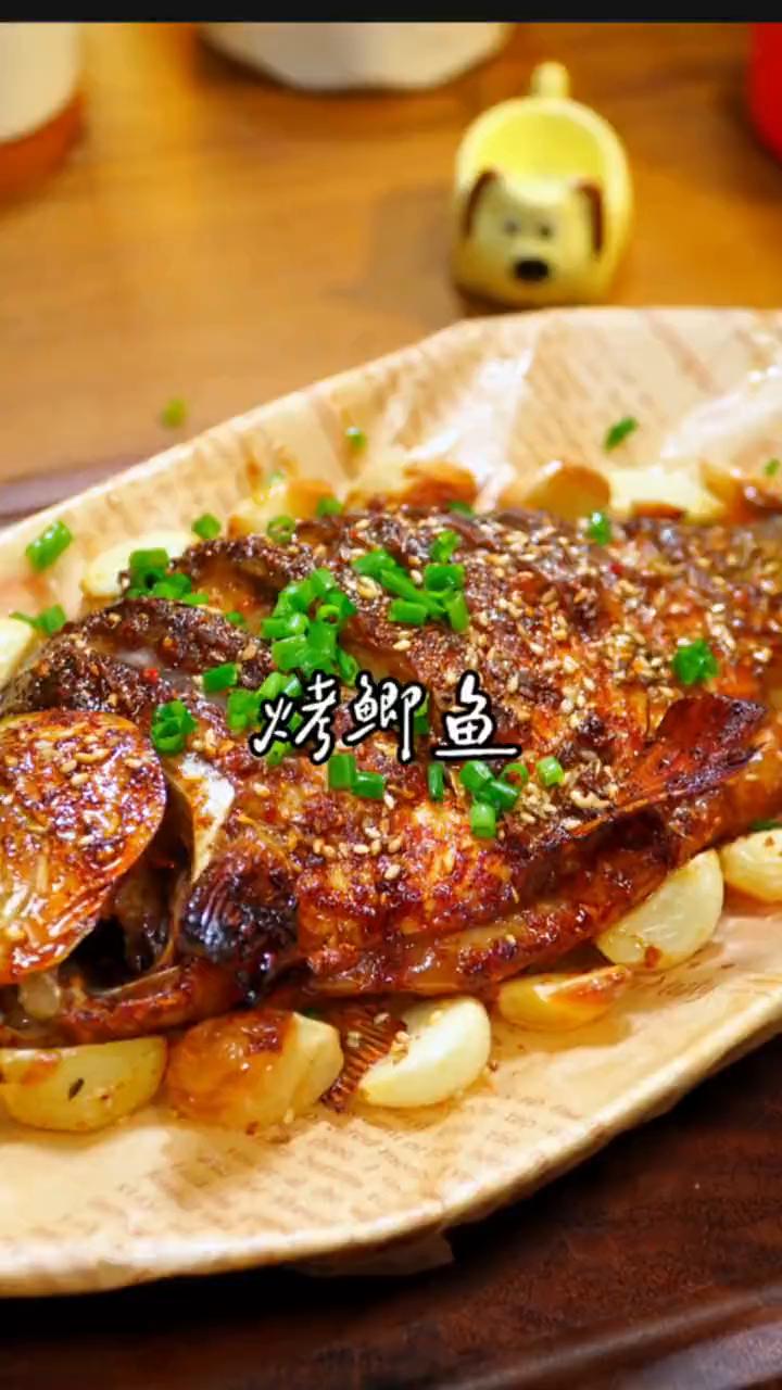 烤鲫鱼。
不用出门在家也能吃到巨够水的烤鱼，以法轻松，一学就会。
·新鲜大板鲫打