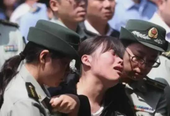 2001年，西安icon一女子和丈夫离婚后，狠心的抛下6岁的儿子离开了，男子选择