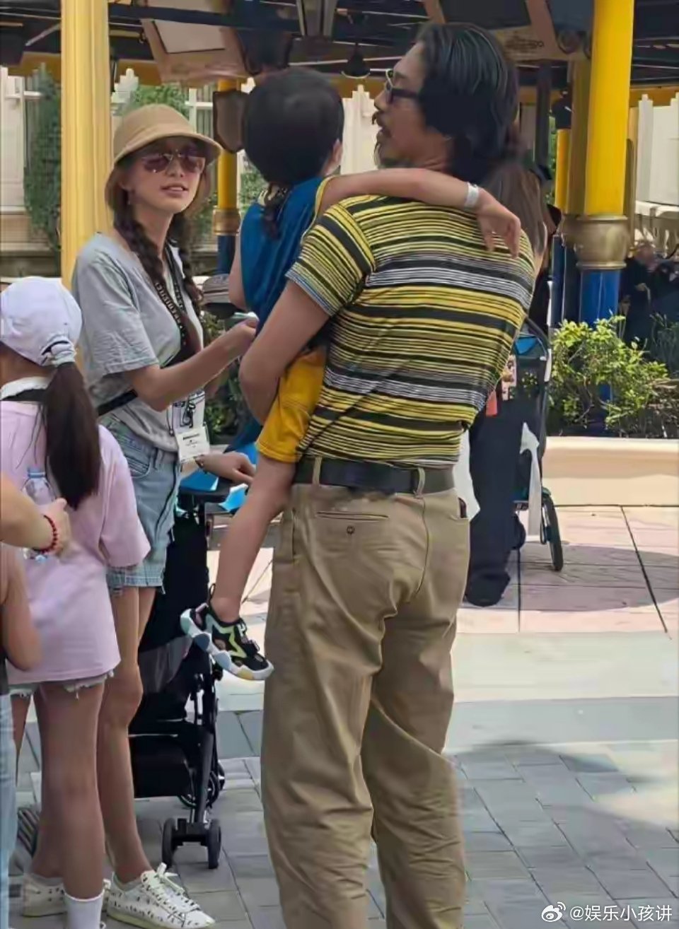 林志玲一家出来遛娃，儿子已经4岁了虎头虎脑，爸爸胡子拉碴的！ 