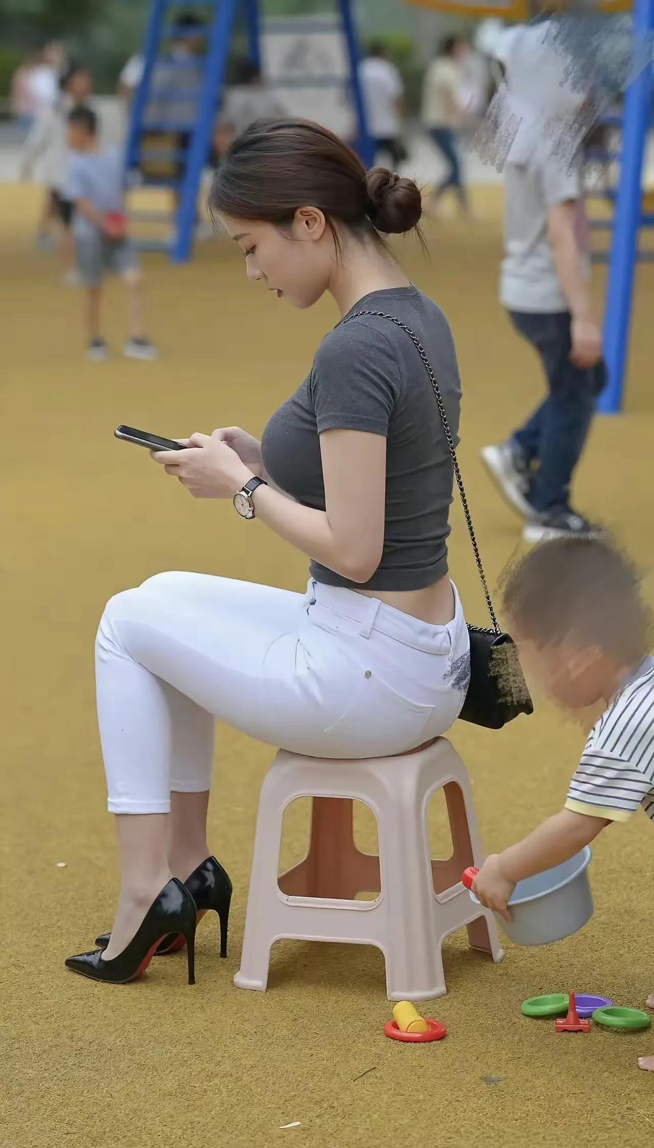 接孩子的家长
校门口的等待是一天里最软的时光，风裹着放学铃飘过来，连脚步都跟着变