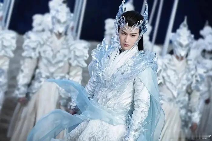 从李一桐到张凌赫卢昱晓再到鹤秋，她们的的资源为什么这么好？ 