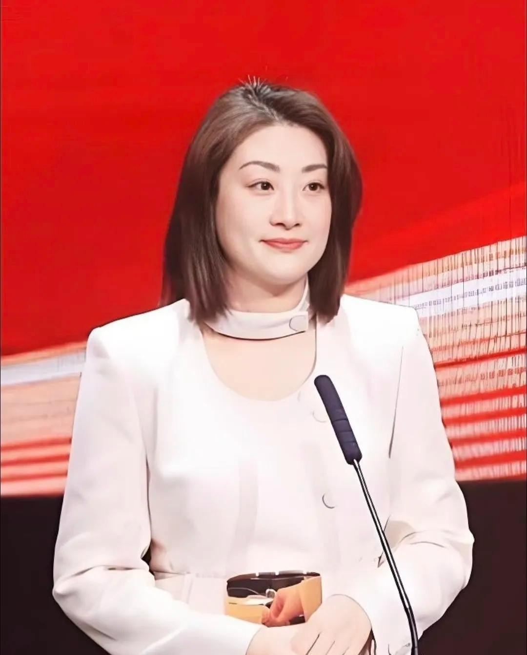 宗馥莉这次是真狠啊，
新饮料“果然啵啵”上市，
包装上翻遍，“娃哈哈”三个字一个