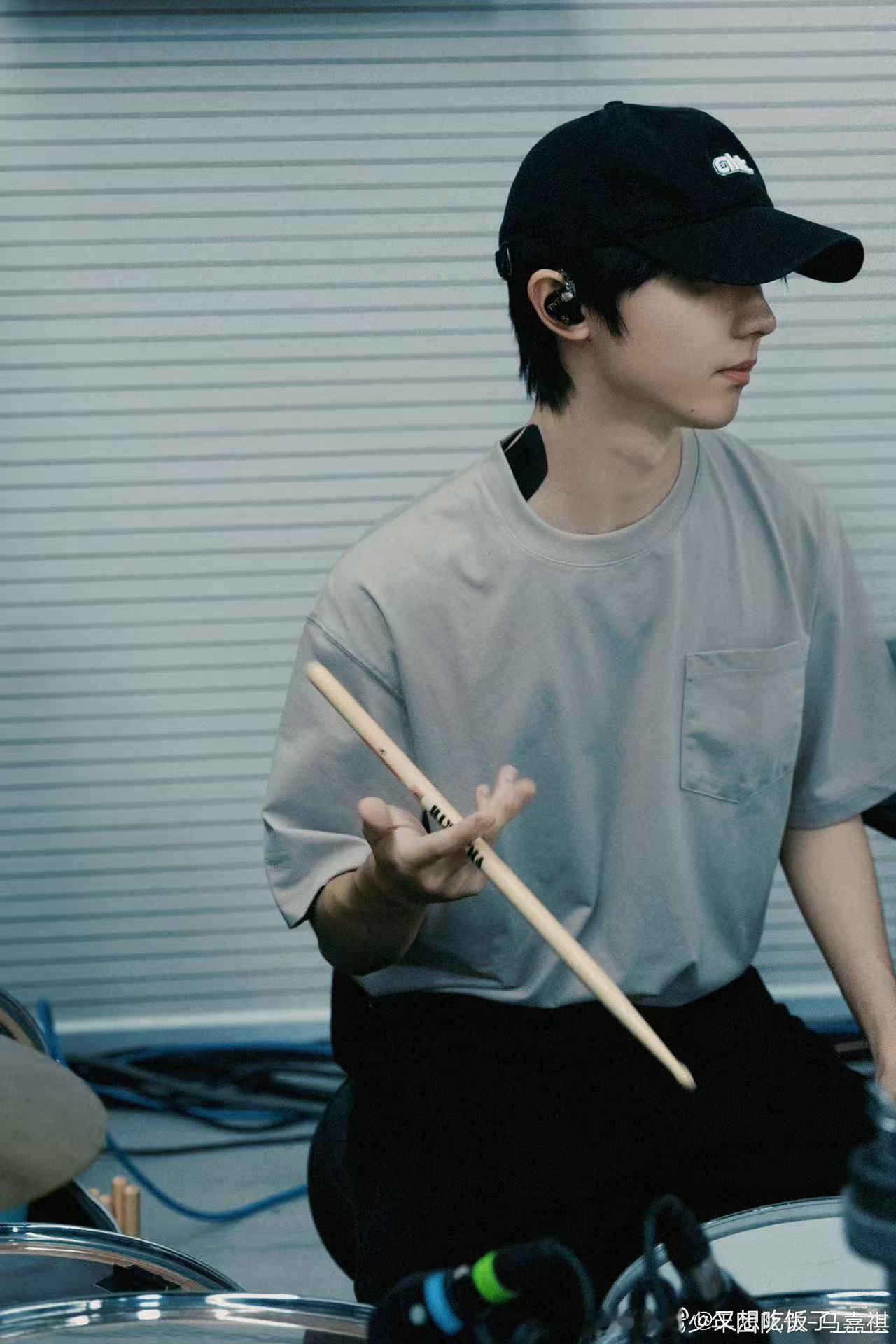 马嘉祺新歌写你人民日报马嘉祺合作马嘉祺倾情献唱的《写你》即将上线，纪念抗战胜利8