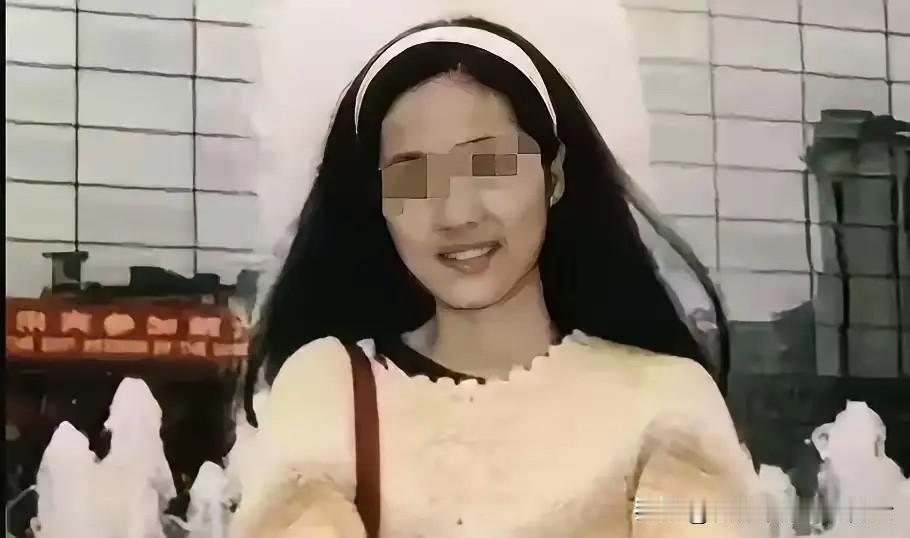 女孩名叫左雪梅，在她的印象中，亲生父母的模样很模糊。她自幼被收养，16岁时遭到养