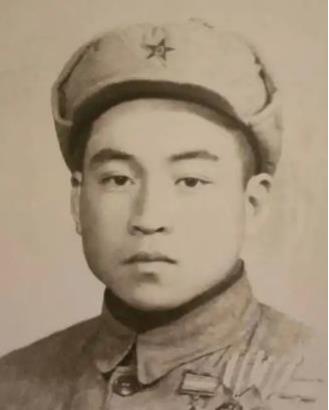 1951年，美军俘虏了一个17岁的志愿军战士，美军用电话线把他捆住，连夜拉去领赏