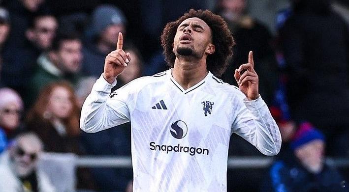 据ESPN最新报道，曼联已决定将关于前锋齐尔克泽未来的决定推迟至一月转会窗口的后