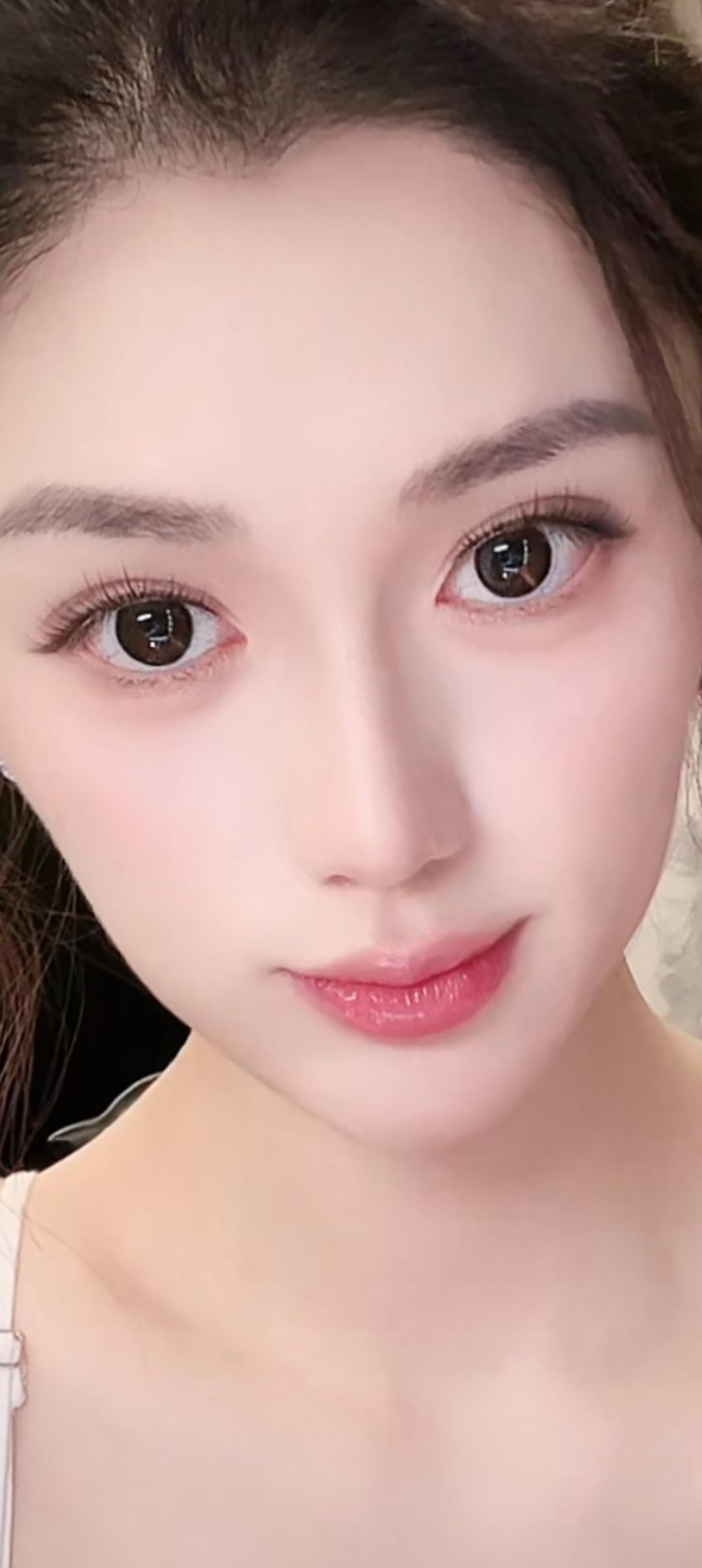 这姑娘的眼睛好大好漂亮啊！