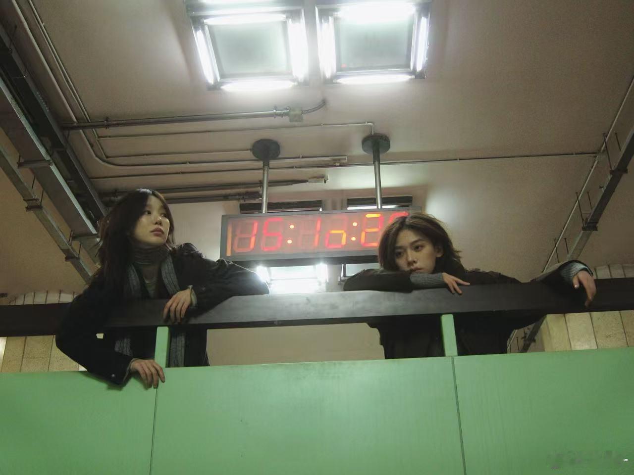 在徐梦洁王晓赟子写真看了段be 千禧复古质感拉满，双人破碎感氛围感拉满，这波视觉