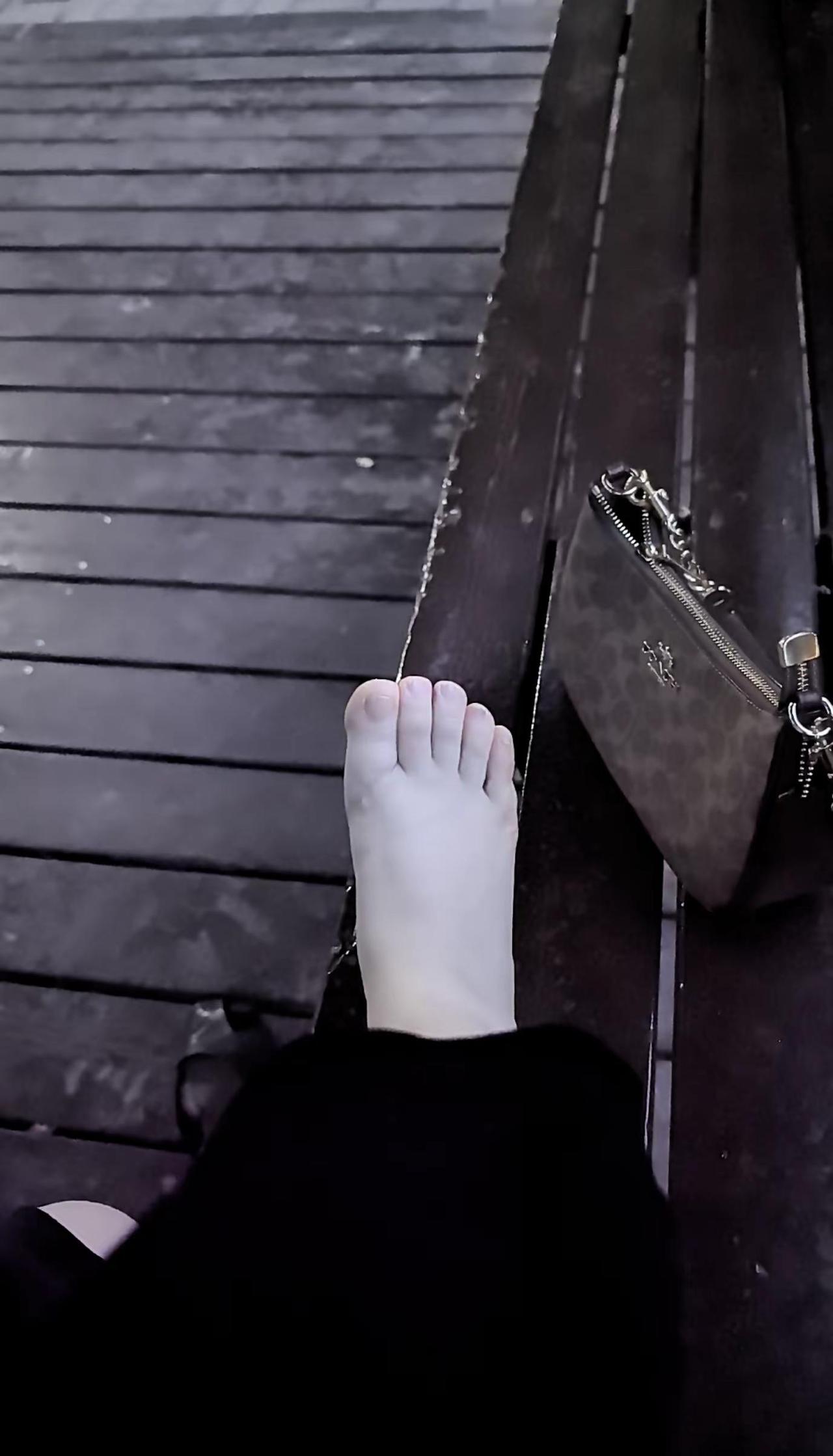 清风拂面，内心安然，挣脱疲惫枷锁，尽享悠然惬意平底鞋给不了高跟鞋的优雅 高跟鞋给