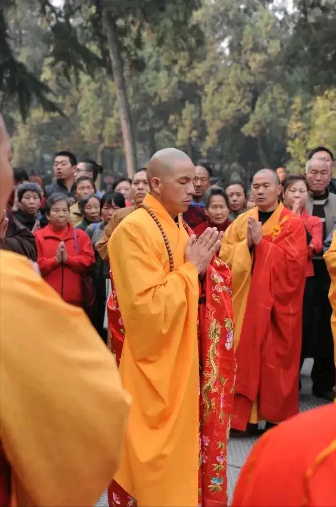 少林寺如果真的实行农禅并重的机制，估计那些吃不了苦，一心只想捞钱的和尚就会自行离