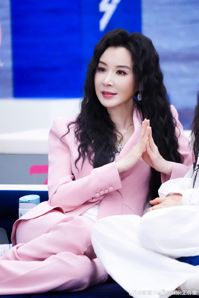 萧蔷萧蔷回应枣糕世界浪姐直播全网记了好久的枣糕世界，本尊亲自营业复刻，萧蔷松弛自