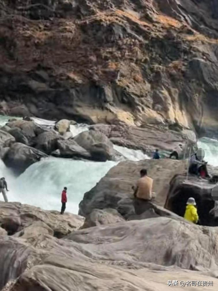 准新郎虎跳峡坠江失踪，女友崩溃求救反遭网暴！真相太扎心

马上就要结婚的准新郎，