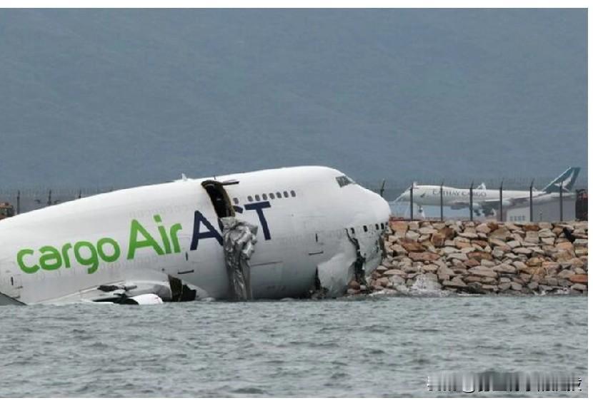 香港坠机前货机引擎加速。
香港(路透社)-土耳其运营的货机上个月在香港国际机场滑