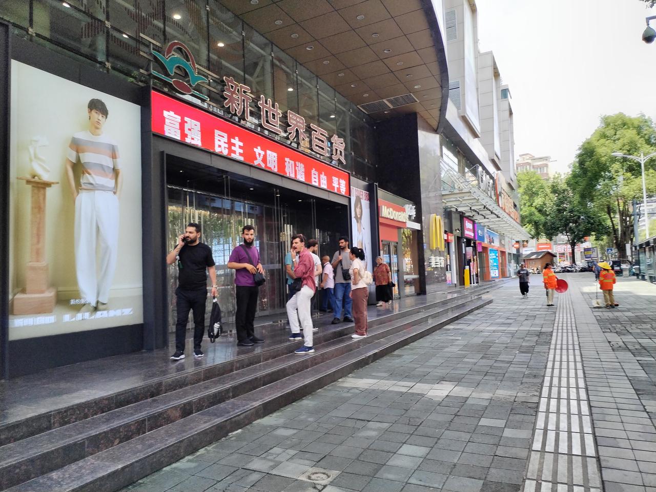 今年，随着国家对外免签政策近一步放开，游走在绵阳市大街上的外国游客，渐渐增多了。