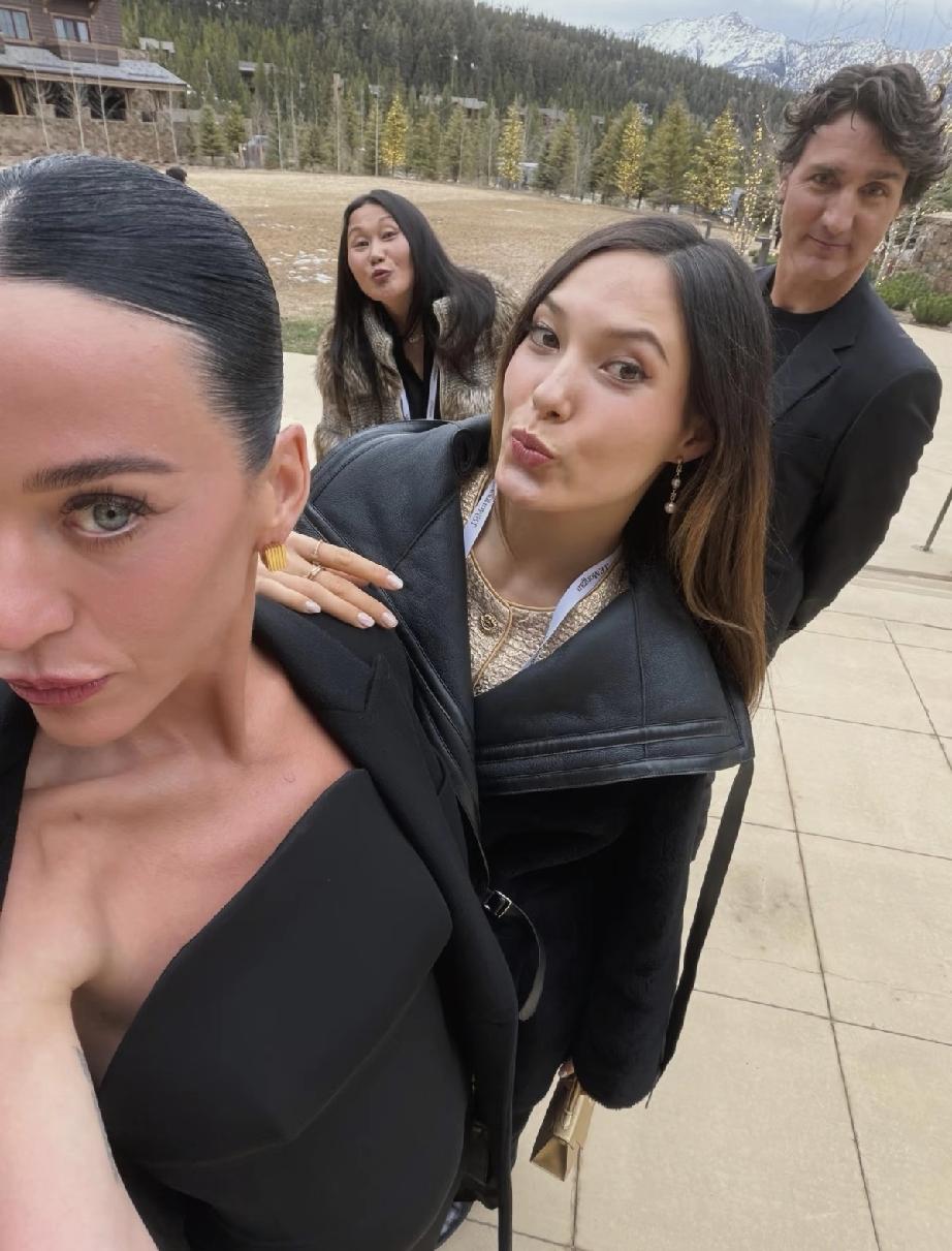 谷爱凌的人脉圈又增加了两位名人，正是美国女歌手水果姐和她的男朋友。

近日，水果