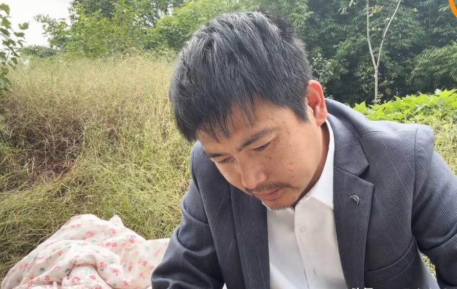 带病咳嗽还惦记着苹果18，这“拼搏”的姿势我实在夸不出口。
小魏又出镜了，感冒咳
