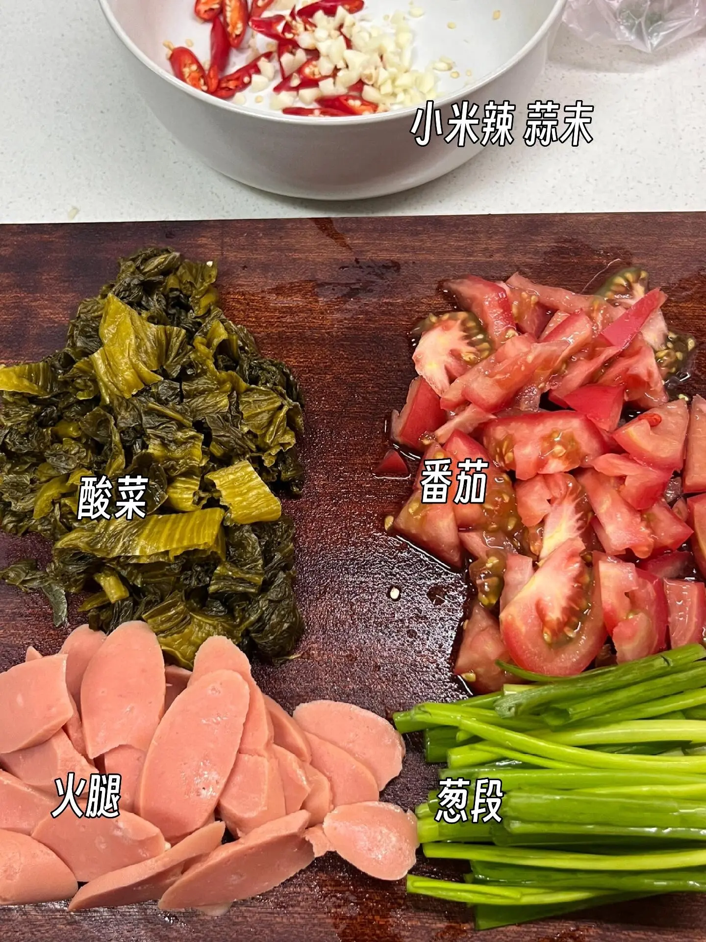 做一碗酸菜番茄米线，真的太满足了。做法： 1⃣️准备蒜末、小米辣，酸菜...