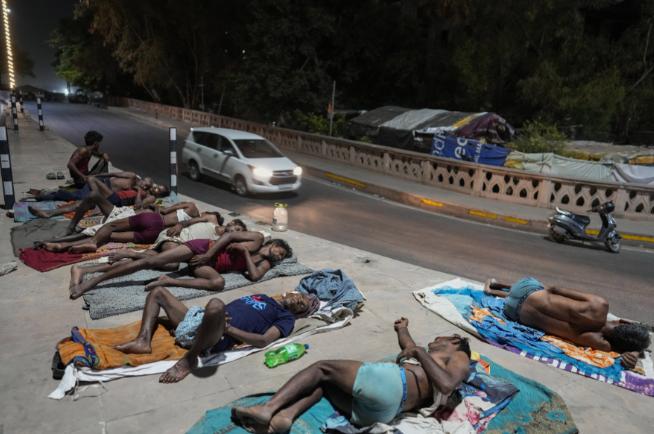 彻底扛不住了！印度深夜仍 35℃，全国被架在火上烤，这不是热，是实打实的灾难
