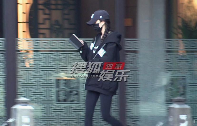 杨幂好厉害啊…我要有杨幂这个毅力做什么都会成功的每次被拍到不是在健身就是在健身的