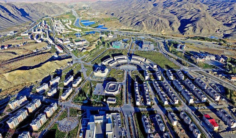 3月13日，新疆维吾尔自治区和新疆生产建设兵团与18家央企在北京签约，92个项目