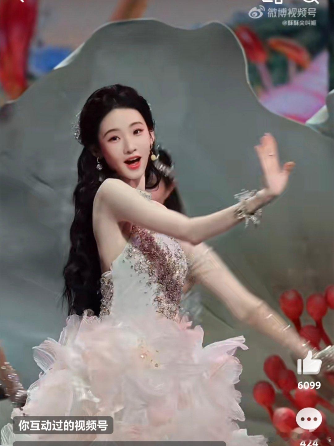 张艺凡花神降临 谁能想到白色花苞裙和张艺凡这么配，舞台上她站那儿就像花神降临，裙