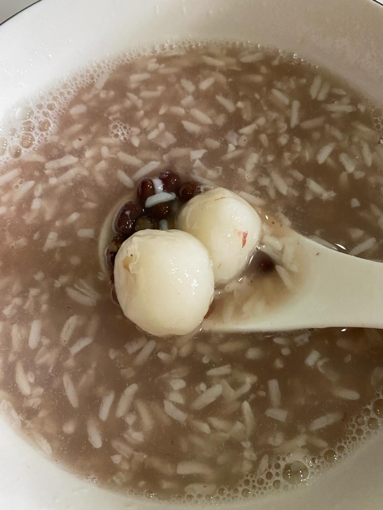 米酒汤圆，加了前几天做的豆沙，味道也很不错。粽子是节日福利，无论甜的咸的都爱吃。
