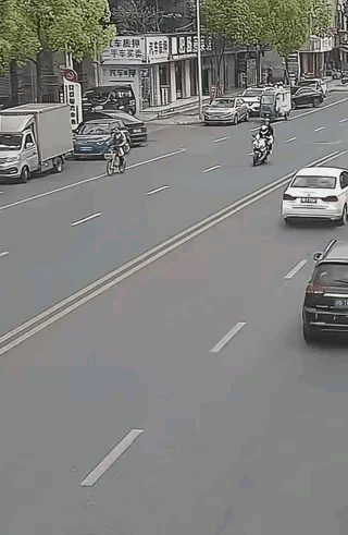 黑车、白车、摩托车，最无辜的是白车，最惨的是摩托车，始作俑者是黑车。

黑车明明