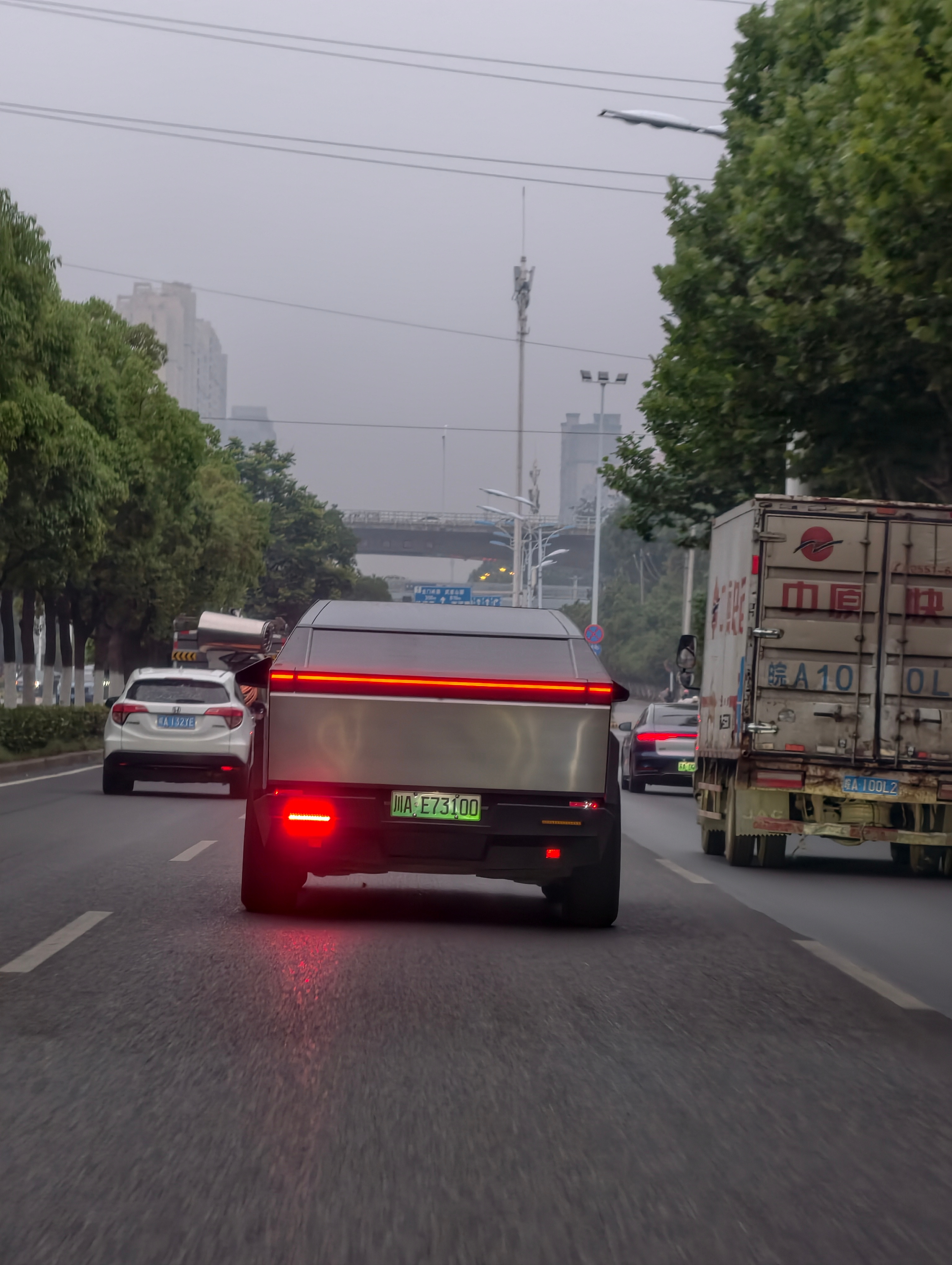 在合肥的路上看到了特斯拉的赛博皮卡这玩意是真大啊 合肥