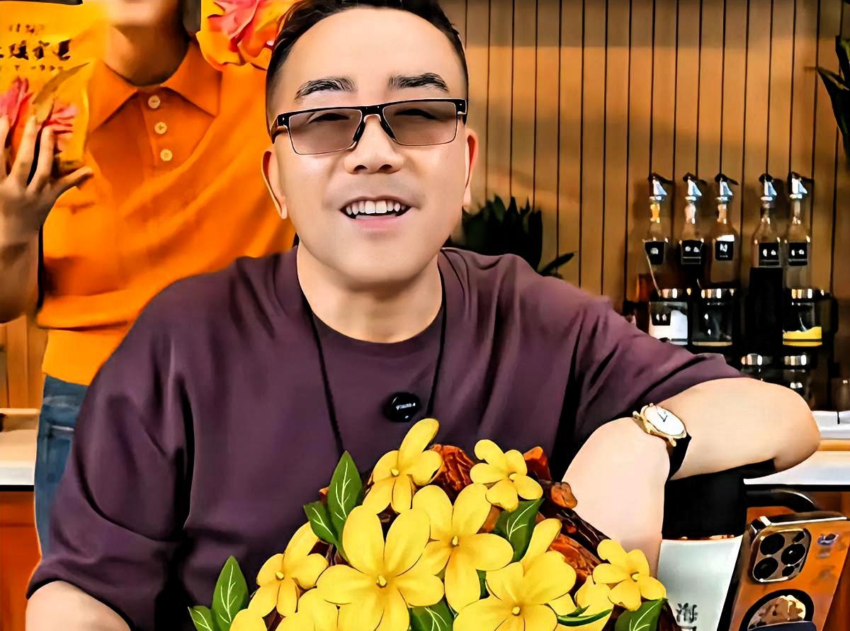 杨议在直播间说了一句话，弹幕全在刷“通透”。我盯着这两个字看了很久，终于反应过来