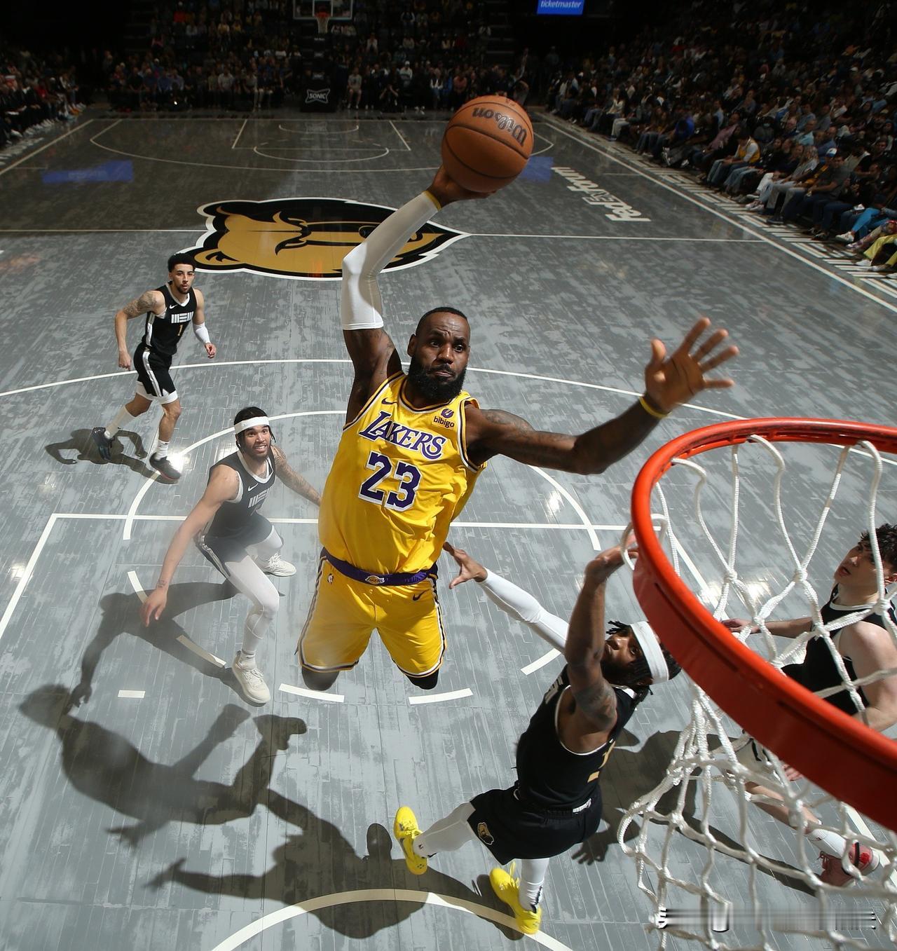 NBA赛场之40岁的老大爷还能这么玩儿，看来父子同台的场面不远了。
  詹姆斯今