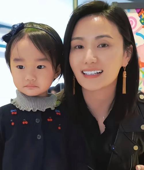 李亚鹏不在的三桌年夜饭，她才吃出了年味。
你懂那种感觉吗？
前妻带着女儿，背的不