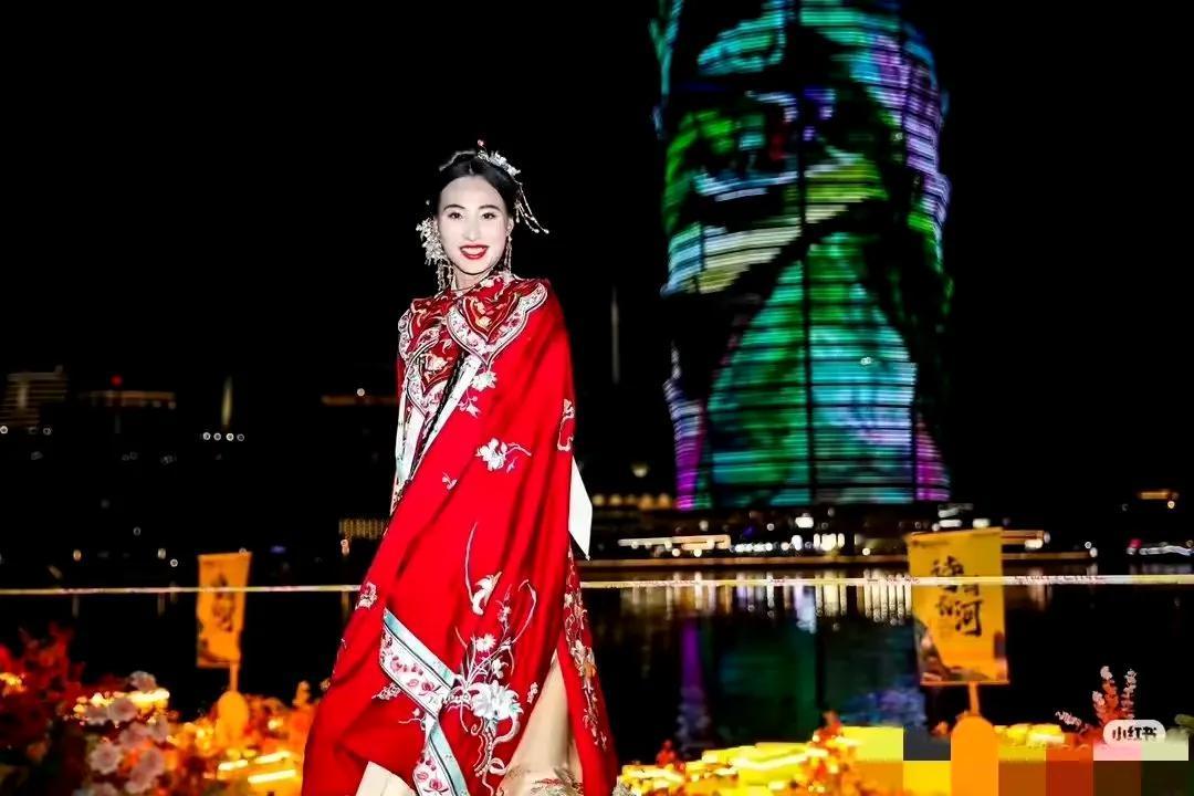 穿上大红汉服讨个好彩头！
从澳网到美网，再到今晚武网决赛。郑钦文第四次迎战“大力
