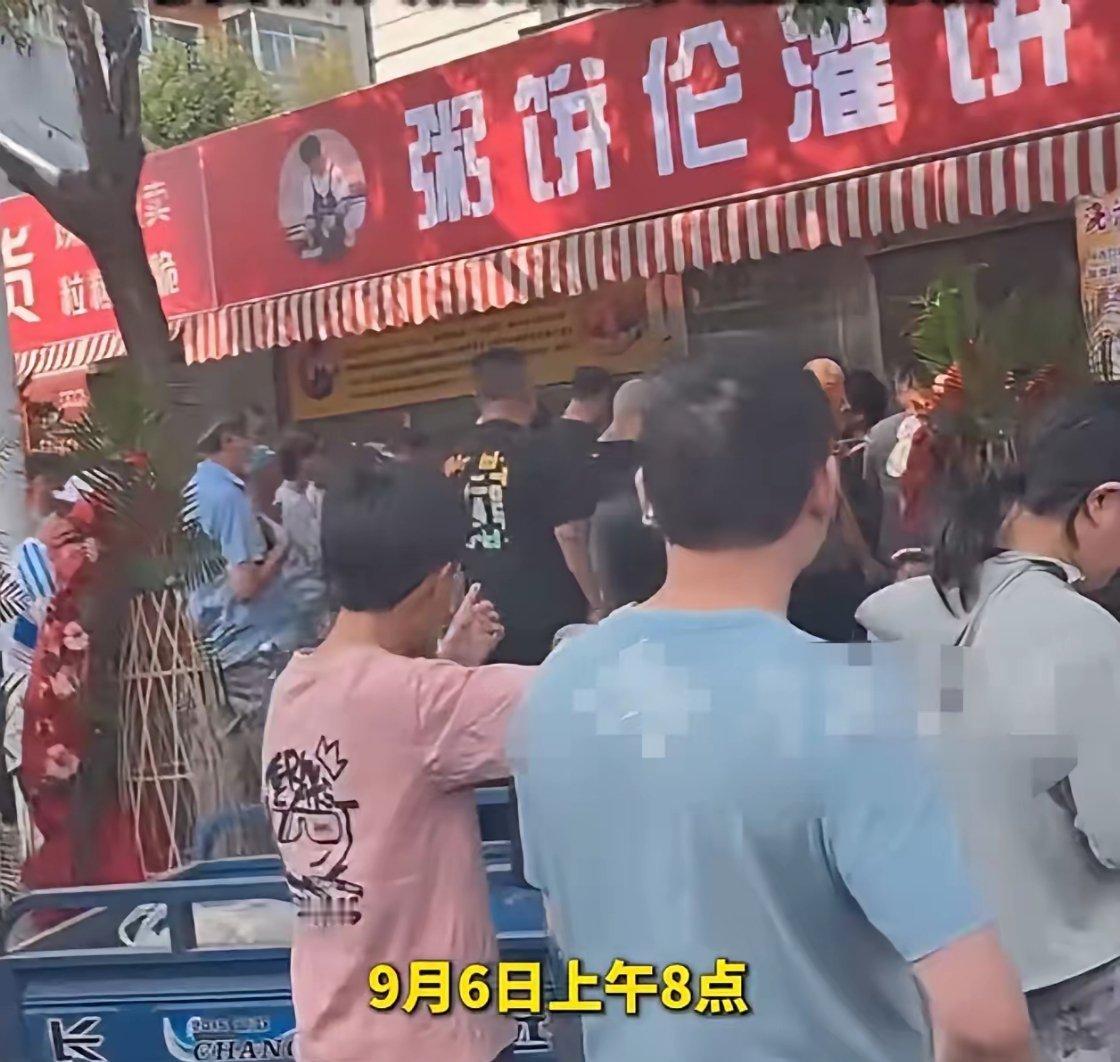 不知原来的房东看到了，后悔吗？前天，粥饼伦位于河北区新店开业了，人山人海，队伍排