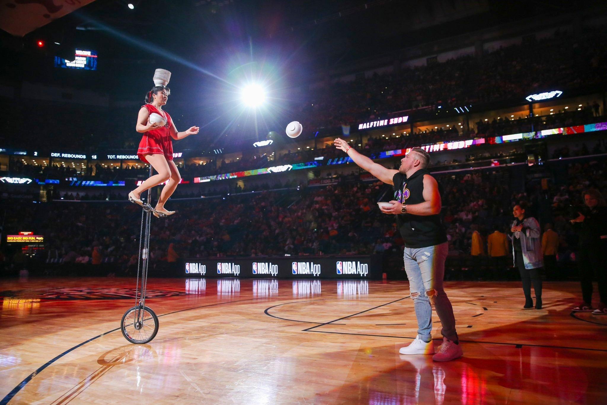 NBA中场秀传奇Red Panda牛蓉女士，昨晚在WNBA山猫队/狂热队比赛一开