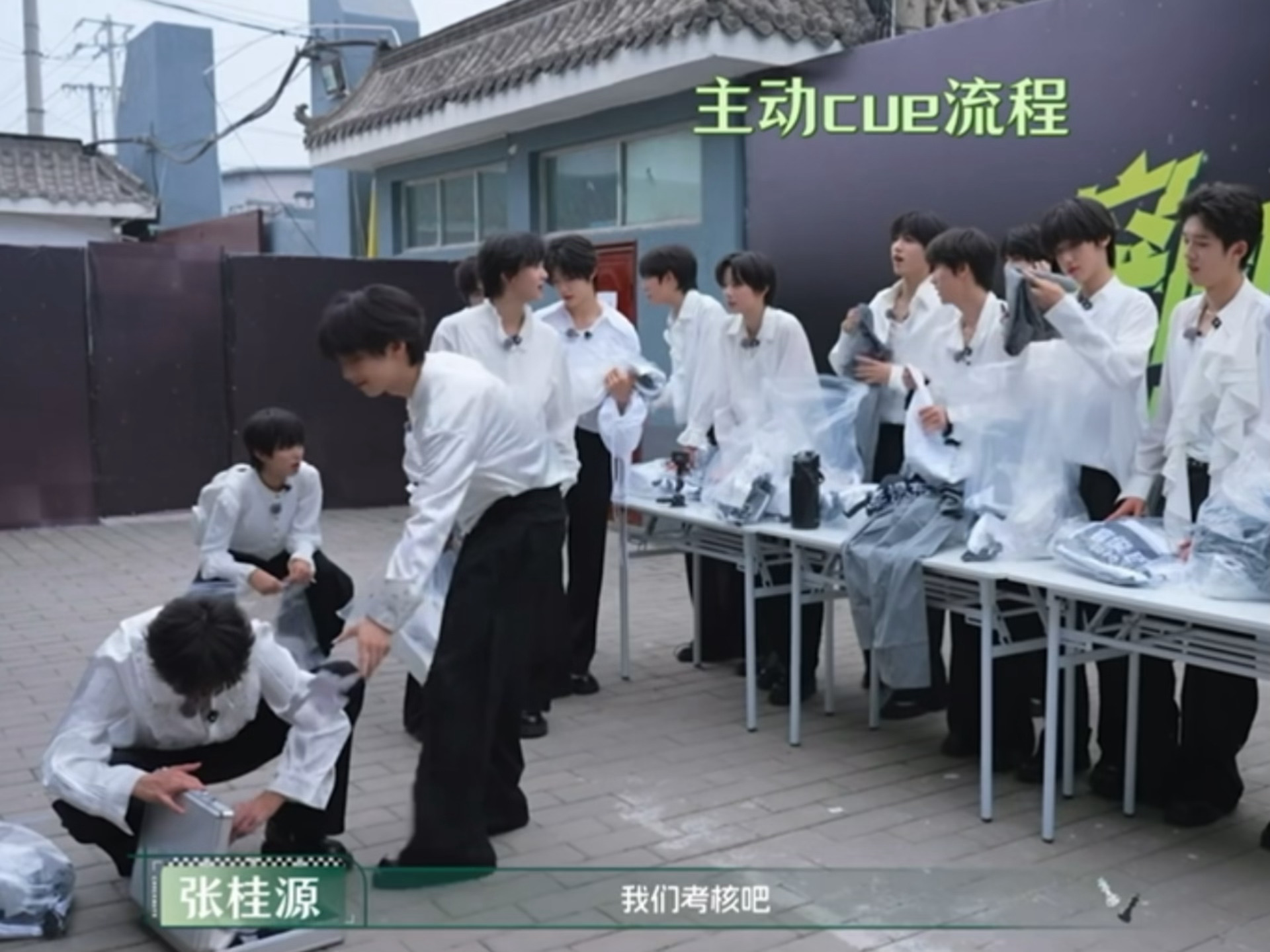 然后这个人嘴上说不想去不想去拿到衣服下一秒我们考核吧 