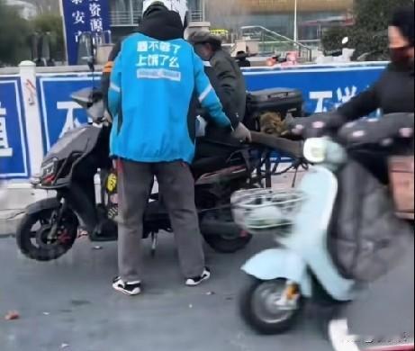近日，山东泰安，一老人拉着一平车煤球缓慢前行，见老人拉的费劲，外卖小哥二话不说直